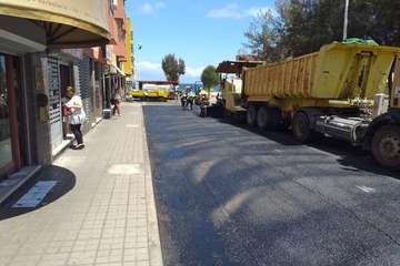 Vías y Obras asfalta en tiempo récord la calle más comercial de La Garita (Foto TA)
