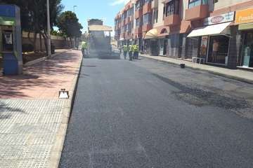 Vías y Obras asfalta en tiempo récord la calle más comercial de La Garita (Foto TA)
