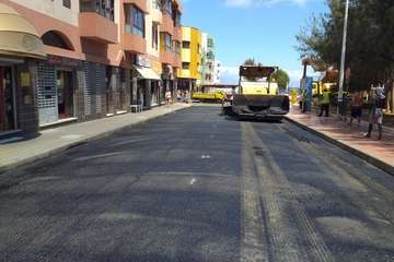 Vías y Obras asfalta en tiempo récord la calle más comercial de La Garita (Foto TA)