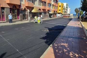 Vías y Obras asfalta en tiempo récord la calle más comercial de La Garita (Foto TA)