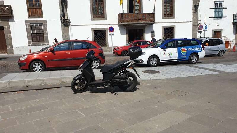 La motocicleta, aparcada en plena plaza de San Juan (Foto TA)