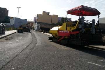 Obras de asfaltado de la calle de Santo Domingo en Los Llanos de Telde (Foto TA)