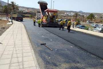 Obras de asfaltado de la calle de Santo Domingo en Los Llanos de Telde (Foto TA)