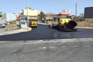 Obras de asfaltado de la calle de Santo Domingo en Los Llanos de Telde (Foto TA)