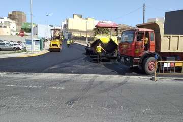 Obras de asfaltado de la calle de Santo Domingo en Los Llanos de Telde (Foto TA)