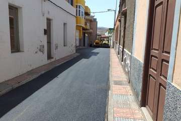Obras de asfaltado de la calle de Santo Domingo en Los Llanos de Telde (Foto TA)
