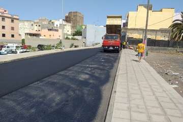 Obras de asfaltado de la calle de Santo Domingo en Los Llanos de Telde (Foto TA)