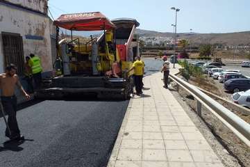 Obras de asfaltado de la calle de Santo Domingo en Los Llanos de Telde (Foto TA)