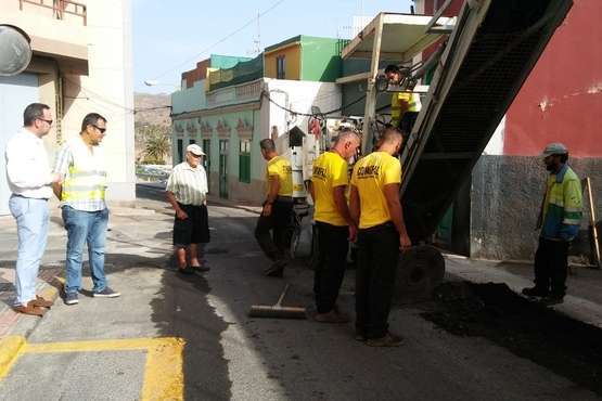 Obras de asfaltado de la calle de Santo Domingo en Los Llanos de Telde (Foto TA)