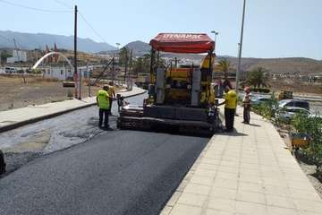 Obras de asfaltado de la calle de Santo Domingo en Los Llanos de Telde (Foto TA)