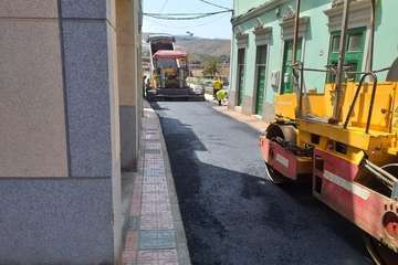 Obras de asfaltado de la calle de Santo Domingo en Los Llanos de Telde (Foto TA)