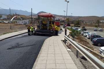 Obras de asfaltado de la calle de Santo Domingo en Los Llanos de Telde (Foto TA)