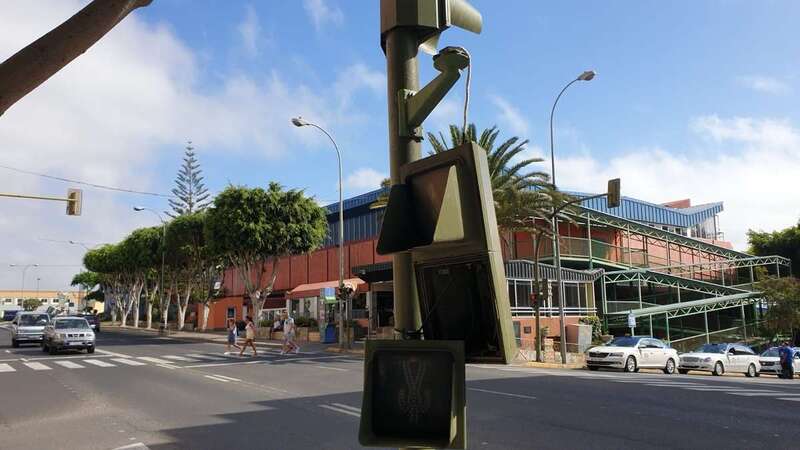 La cabeza del semáforo cuelga de un cable (Foto TA)