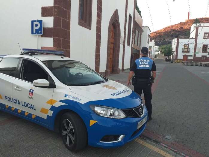 Agente de la Policía Local de Telde en un pueblo de la cumbre teldense (Foto TA)