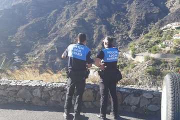 La Policía Local de Telde, en el despliegue de seguridad por el incendio (Foto TA)