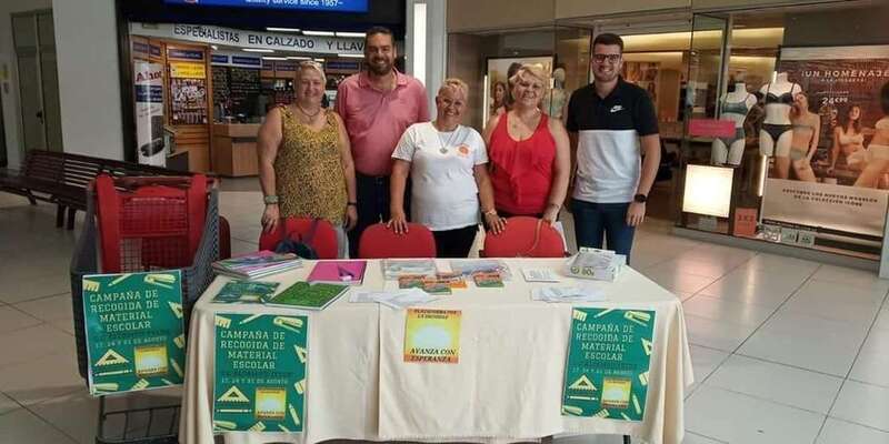El concejal con miembros del colectivo organizador de la campaña,este sábado en Alcampo Telde (Foto TA)