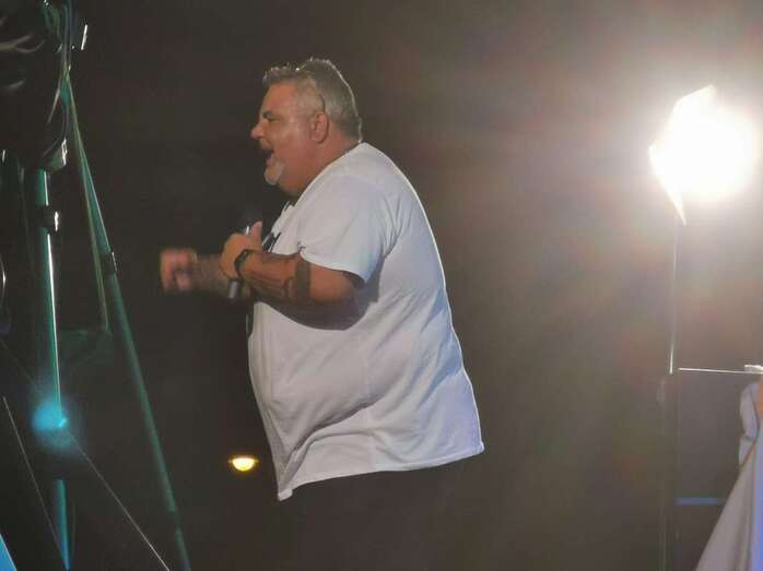 Momento de la actuación de Ivan el Bastonero, esta noche en la playa de Melenara