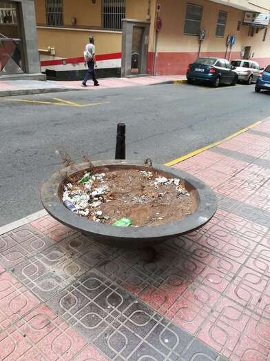 Macetero metálico instalado en la calle de Alférez Quintana Suárez (Foto TA)