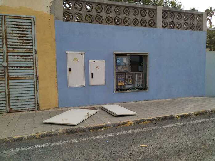 Las puertas fueron destrozadas por el vandalismo (Foto TA)