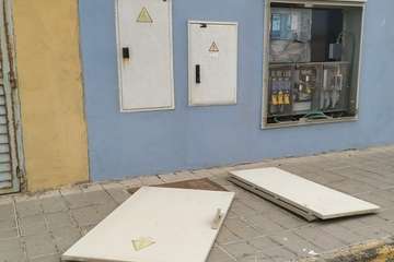 El vandalismo deja al aire los cables de un cuadro eléctrico en la fachada del Colegio de Melenara (Foto TA)
