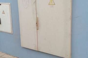 El vandalismo deja al aire los cables de un cuadro eléctrico en la fachada del Colegio de Melenara (Foto TA)