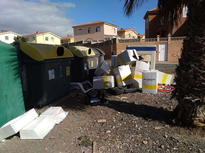 Cajas dejadas fuera de los recipientes (Foto TA)