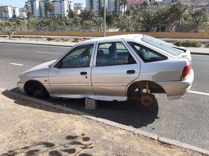 Imagen de uno de los vehículos abandonados en el entorno del Parque de las Mil Palmeras (Foto TA)