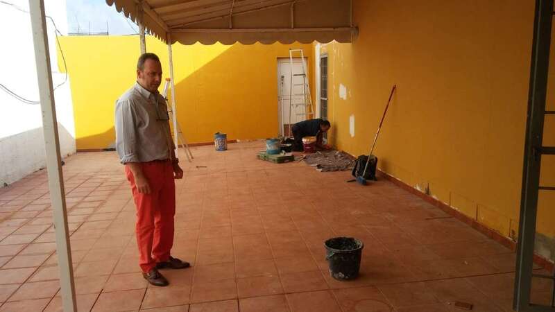 El edil Eloy Santana, supervisando las obras en el CED de La Pardilla (Foto TA)