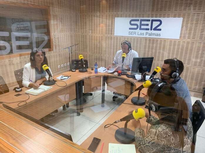 Carmen Hernández, vicealcaldesa de Telde y parlamentaria regional, este lunes en los estudios de Ser Las Palmas (Foto TA)
