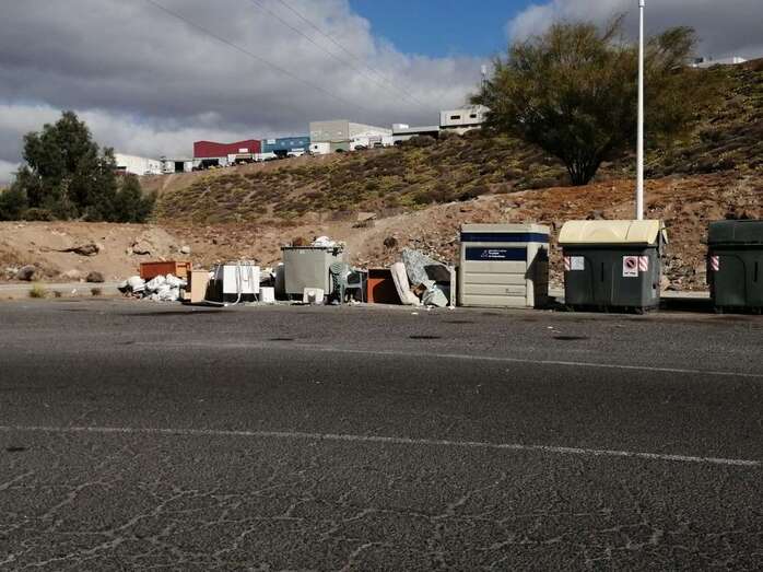 Imagen de trastos y enseres acumulados junto a unos contenedores en Jinámar (Foto TA)