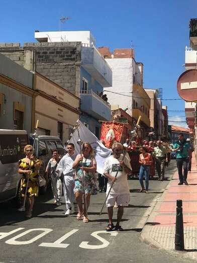 Momento de la procesión de este domingo al mediodía (Foto TA)