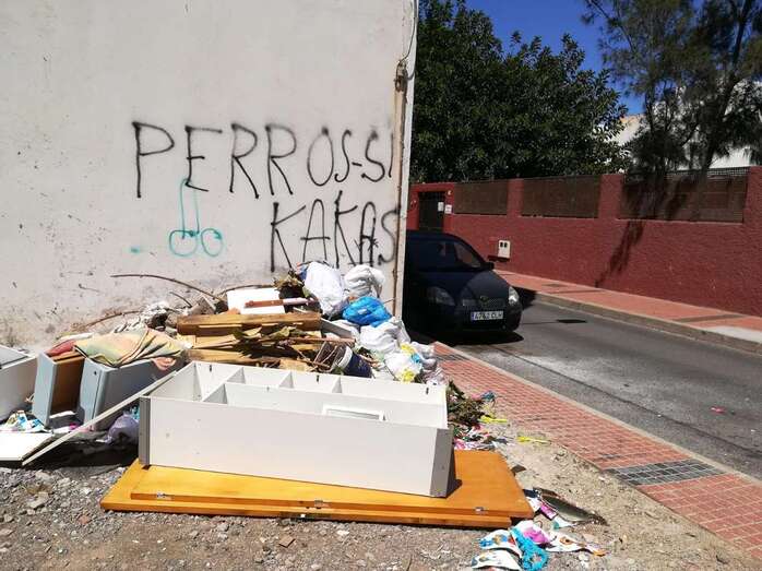 Solar sin vallar lleno de trastos (Foto TA)