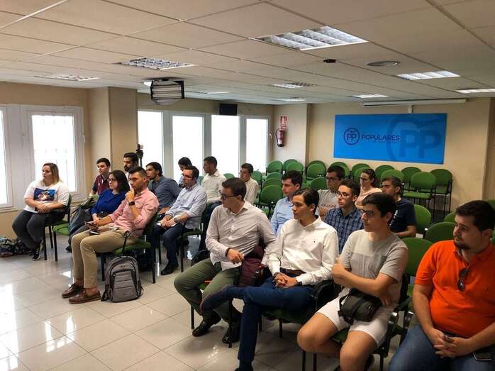 Asistentes a la reunión de este jueves en la sede insular del PP (Foto TA)
