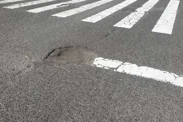 Asfalto levantado y con baches profundos en el Valle de Jinámar (Foto TA)