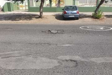 Asfalto levantado y con baches profundos en el Valle de Jinámar (Foto TA)