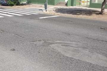Asfalto levantado y con baches profundos en el Valle de Jinámar (Foto TA)