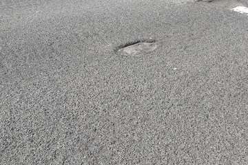 Asfalto levantado y con baches profundos en el Valle de Jinámar (Foto TA)