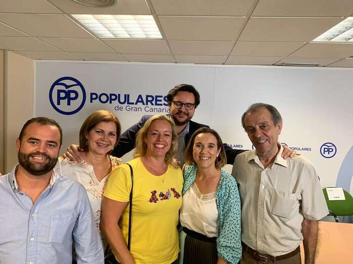 Miembros del PP de Telde con la vicesecretaria nacional de Política Social del partido, Cuca Gamarra (Foto TA)