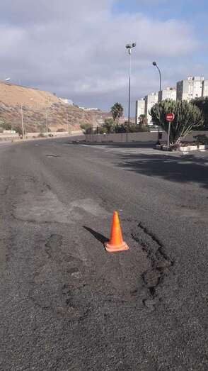 La calle que pasa junto a Eucaliptos II, una ruta de baches y socavones (Foto TA)