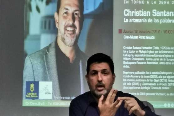 El escritor teldense Christian Santana, ayer durante durante el encuentro con sus lectores que mantuvo en la Casa-Museo Pérez Galdós (Foto TA)