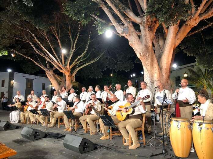 Momento de la grabación del programa, anoche en la plaza de San Juan (Foto TA)