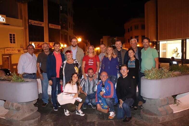 Foto de familia de miembros del PP insular y local, en la plaza de Los Llanos, después de la reunión (Foto tA)