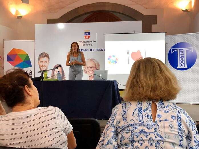 Momento de la conferencia que dio este jueves Melena Cejudo en la ermita de San Pedro Mártir (Foto TA)