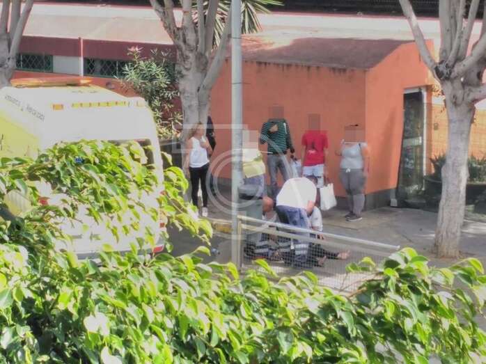Momento en que la mujer era atendida por personal de una ambulancia del SUC (Foto TA)