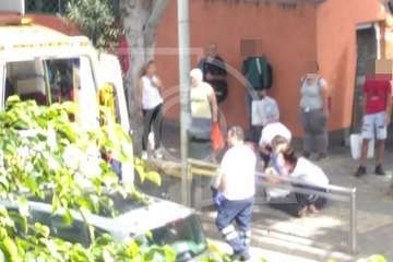 Un mujer sufre un desvanecimiento en una vía pública de Telde (Foto TA)