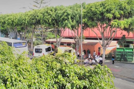 Un mujer sufre un desvanecimiento en una vía pública de Telde (Foto TA)