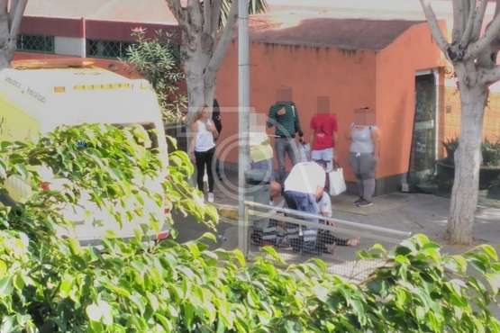 Un mujer sufre un desvanecimiento en una vía pública de Telde (Foto TA)