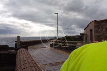 Vertido de escombros en el paseo marítimo de La Garita (Foto TA)