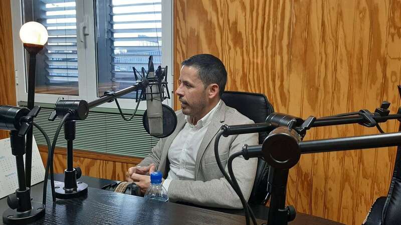 Héctor Suárez, en los estudios de Radio Faycán (Foto TA)