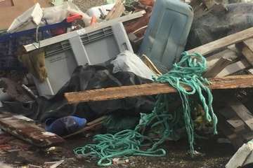 Imágenes del vertedero en que se ha convertido el muelle de Taliarte, en unas imágenes tomadas ayer sábado por un lector de TELDEACTUALIDAD.